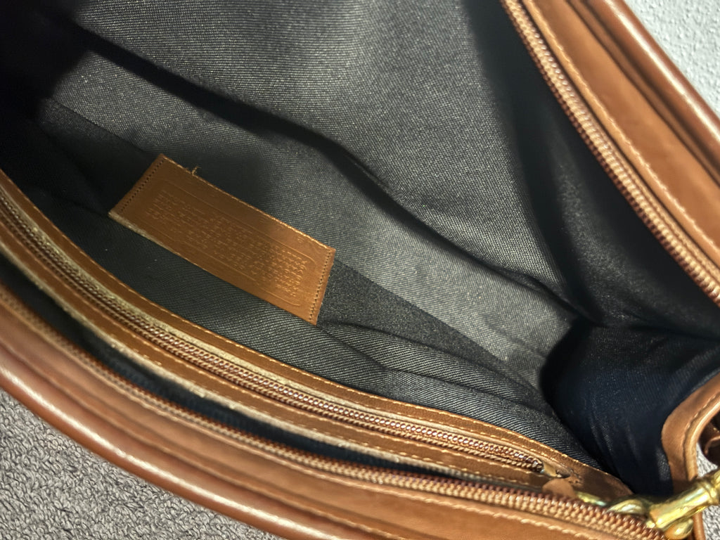 Vintage Coach 9833 British Tan Leather International Clutch Wristlet USA 1998