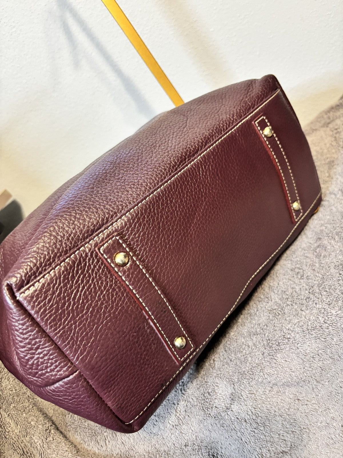 DOONEY & BOURKE BROWN SOFT PEBBLE LOGO LOCK W/KISSLOCK POUCH