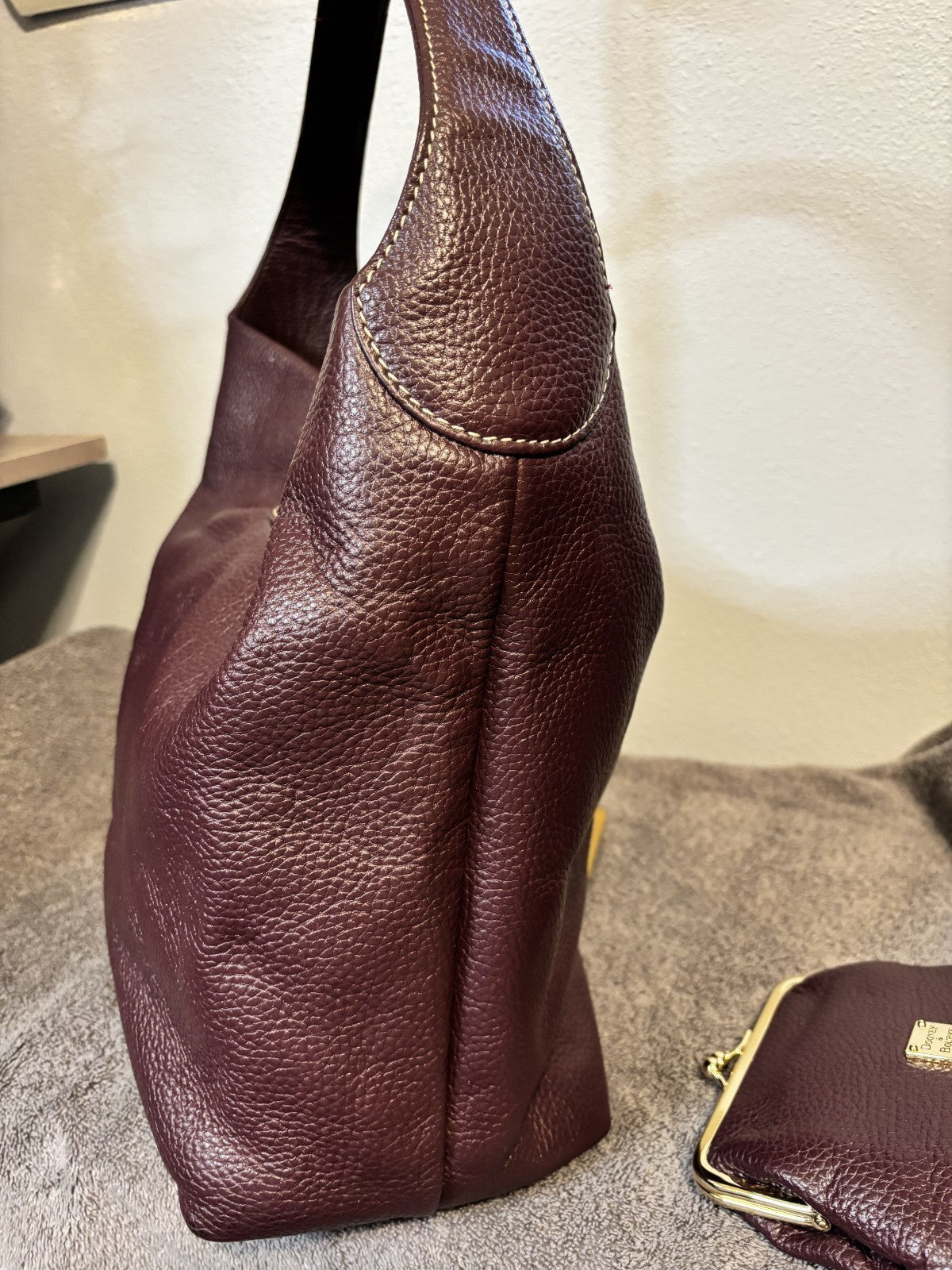 DOONEY & BOURKE BROWN SOFT PEBBLE LOGO LOCK W/KISSLOCK POUCH